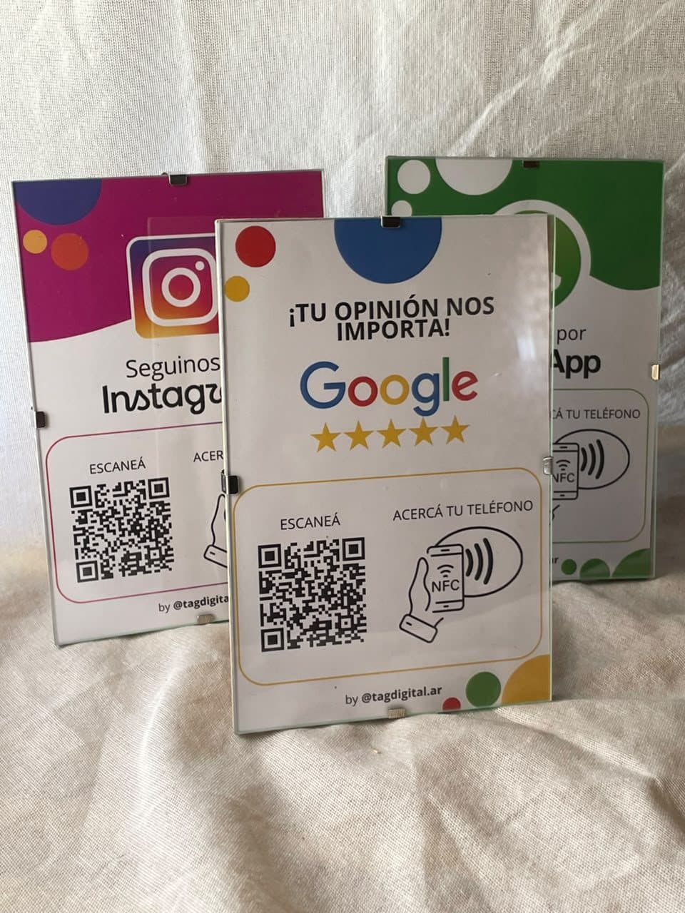 Displays de mesa con QR y NFC de Instagram, Google y WhatsApp